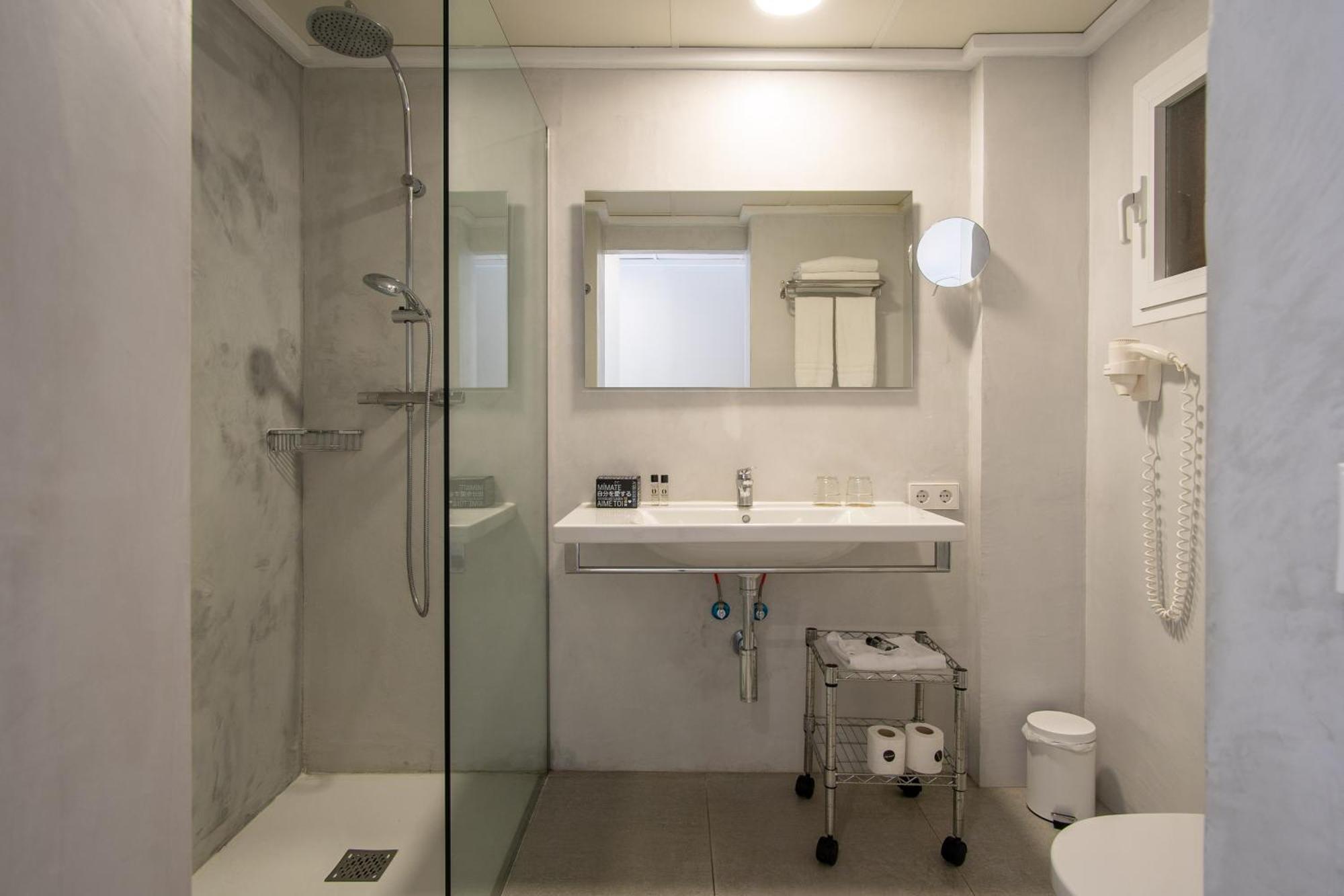 Habitación Triple Premier con vistas laterales al mar (2 adultos + 1 niño)